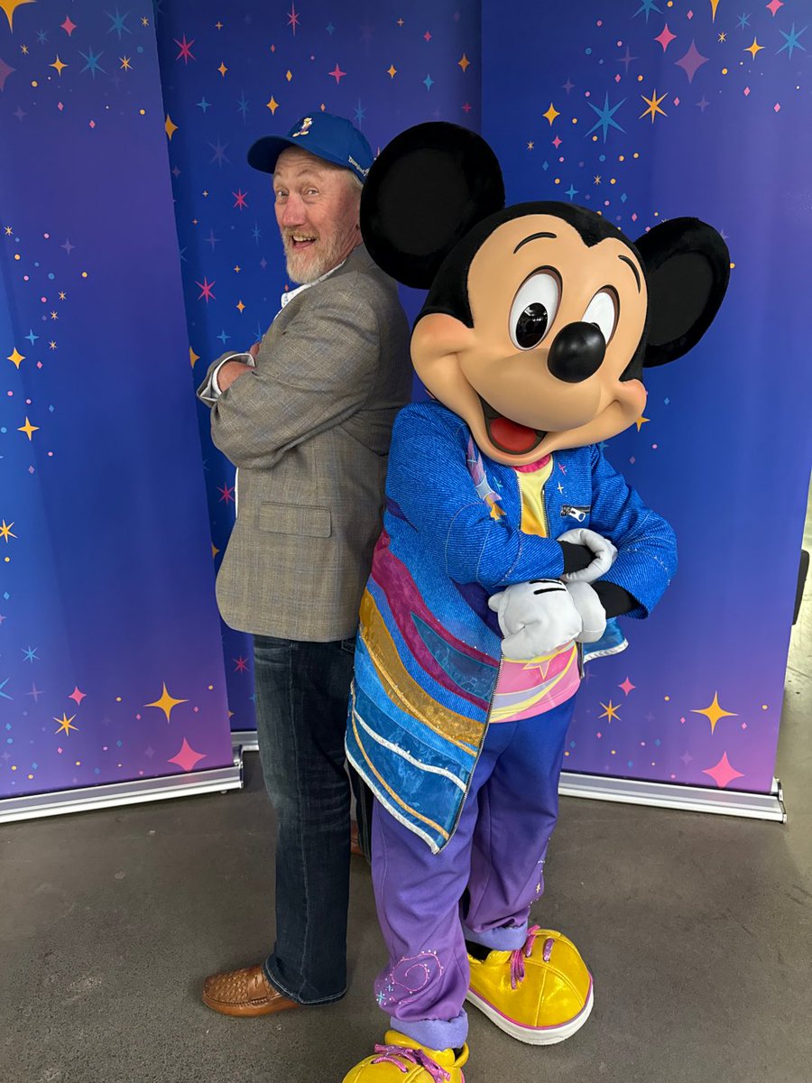 1007BOBFM's tweet image. Mickey Mouse HIMSELF was kind enough to visit us here at the BOB FM studio - Celebrating Happy for the 70th anniversary of Disneyland in California! New shows, new merch, new foods and more at Disneyland!

Mickey&apos;s the one on the right, if you can&apos;t tell!