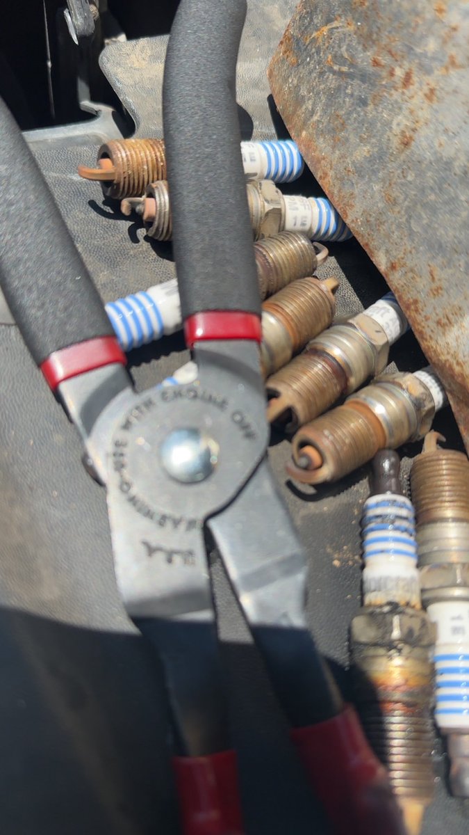 Tacticaljavi999's tweet image. Sparkplugs done on this 4.6L v8.Plugs on these never easy tbh but still got it done flawless🙏 #Ford #FoundOnRoadDead #Litework #Done