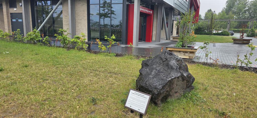 Gauged2012's tweet photo. Phil from #Middlesbroughcollege shared with us the story of this spectacular 5.5 ton piece of iron ore carved out of the #Eston hills.
Read the words that he came up with....fantastic!!..Tell us they don't remind you of the words of another @Boro legend 😅.
#AliB #massimomacarone https://t.co/psgw7mo7My