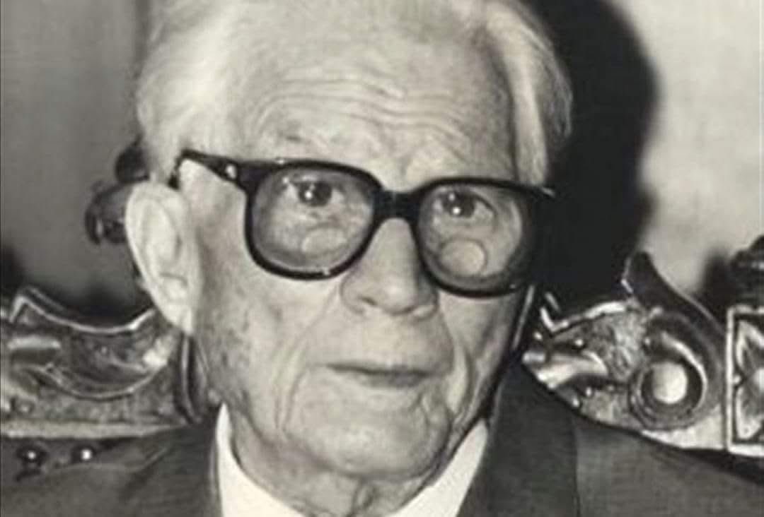 قبل موته بساعات على سرير المستشفى عام ١٩٨٧، سأل كميل شمعون صهره كم أصبح صرف الدولار؟ فأجابه يا فخامة الرئيس هلاء عم تسأل عن الدولار؟ تنهد الرئيس شمعون وقال: إه بس تأعرف شو بدو يصير بعدان بالهالشعب المعتّر !
الله يرحمك يا ملك🙏