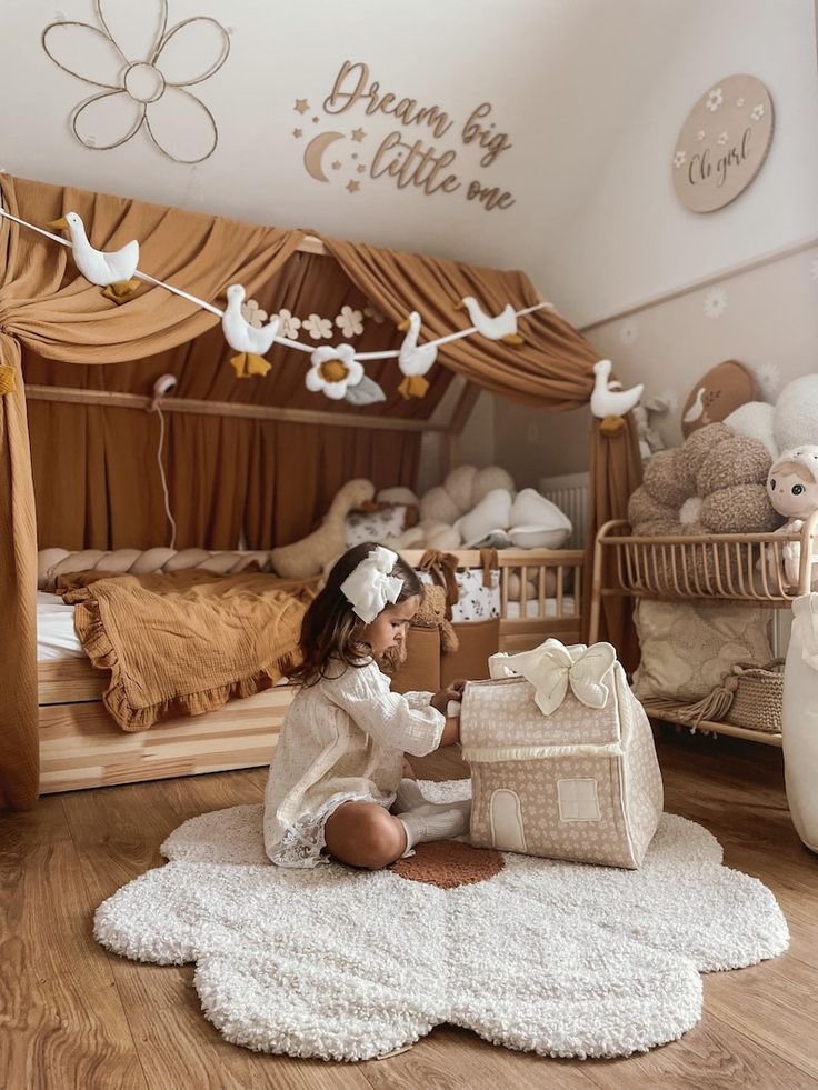 Türkiye’den çok iyi bir üreticimizle birlikte Amerika’da çocuk mobilyaları ve tekstili satıyoruz. Bu alanda globalleşme niyetimiz var. Amerika dışı ilk hedefimiz Almanca konuşulan ülkeler olacak. Almanya, Avusturya ve İsviçre’den yerel partnerler arıyoruz. İlgilenenler DM