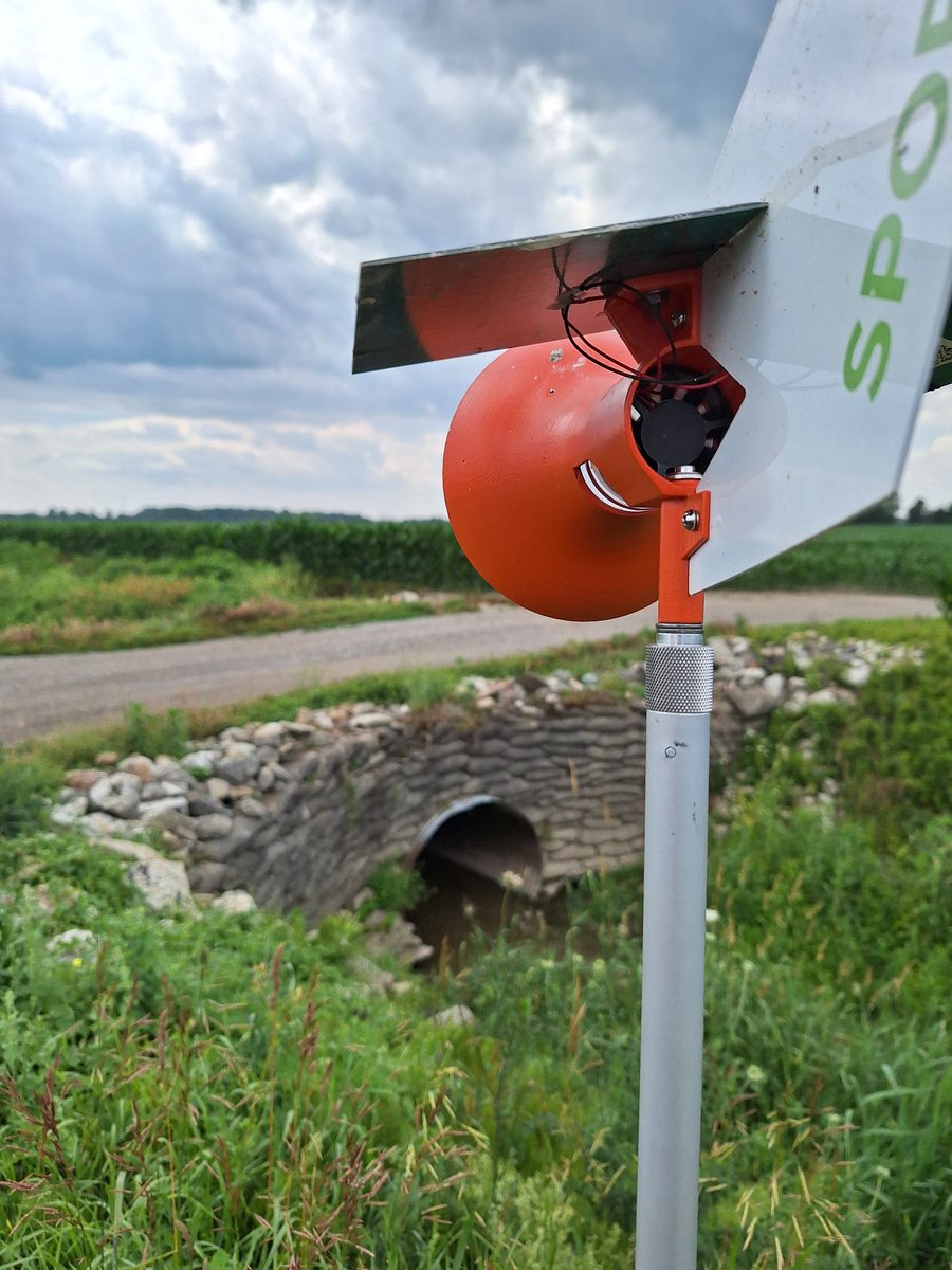 SCSAgronomy's tweet image. #agrisagronomy relocating Spornado trap away from birds who like to do their business on top of solar panels. Panels drive a fan that draws air into the cassette. We change weekly and the Lab does a DNA scan of collected spores. So far high NCLB relatively lower Tar Spot count