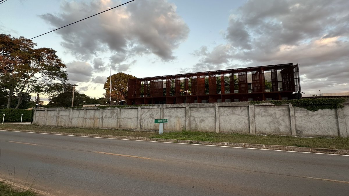 Embaixada do Kuwait em Brasília. Arquitetura e urbanismo não são a mesma coisa… #brasilia