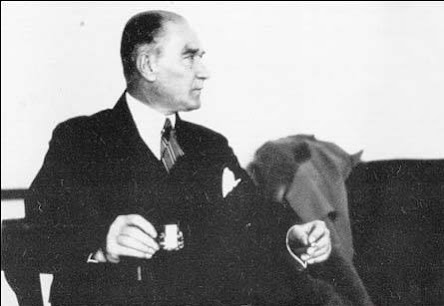 Unutmadık...
Dünyanın kıskandığı tek lider..
Mustafa Kemal Atatürk