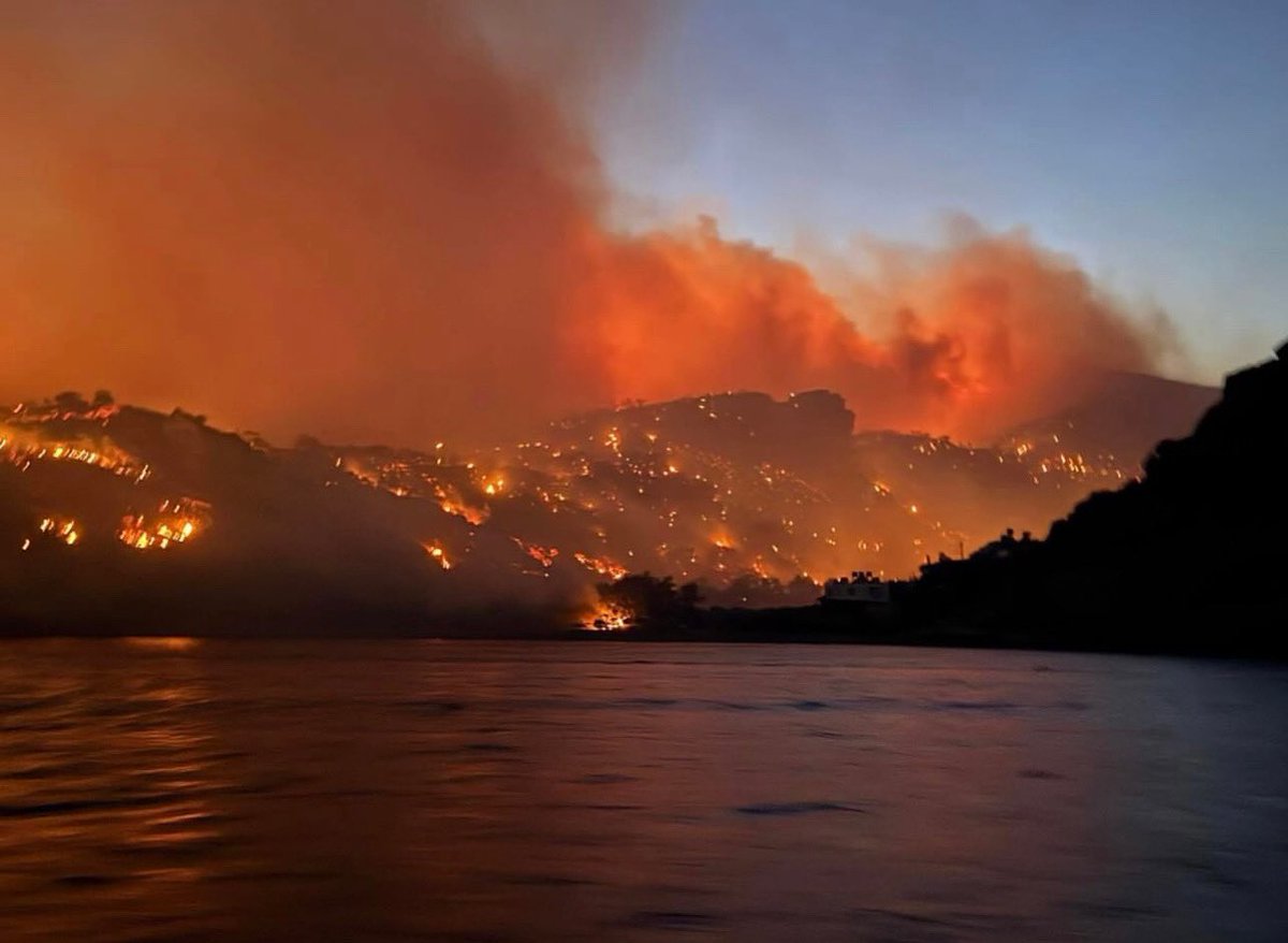 #Ιεράπετρα . 

Κυριολεκτικά η #πυρκαγιά έχει φτάσει μέχρι την θάλασσα και μαίνεται  εκτός ελέγχου