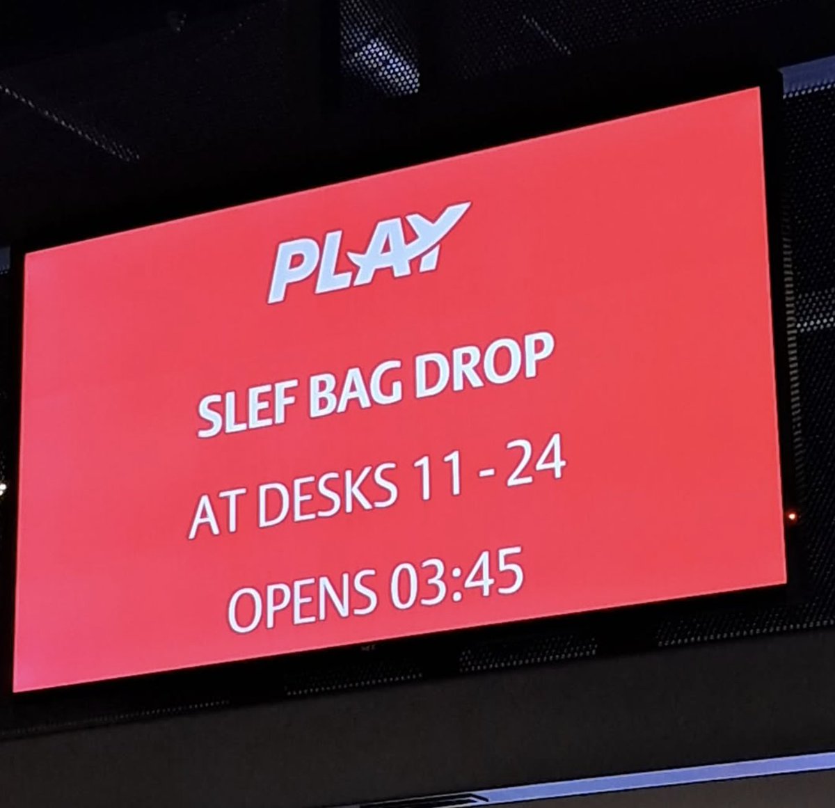 Loksins borgar sig að vera ógeðslegur slefandi aumingi. Komið sér bag drop fyrir okkur.