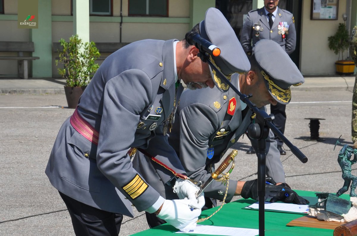Exercito_pt's tweet photo. 📢 Teve esta tarde lugar a Cerimónia de Tomada de Posse do novo Comandante do Regimento de Engenharia N.º 3, Coronel Almeida Ramalho, que sucedeu no cargo ao Coronel Amaral de Oliveira.
#ExércitoPortuguês #BrigInt #RE3 #Engenharia #Potencial_Humano #Liderança https://t.co/4vRFRfVXSR
