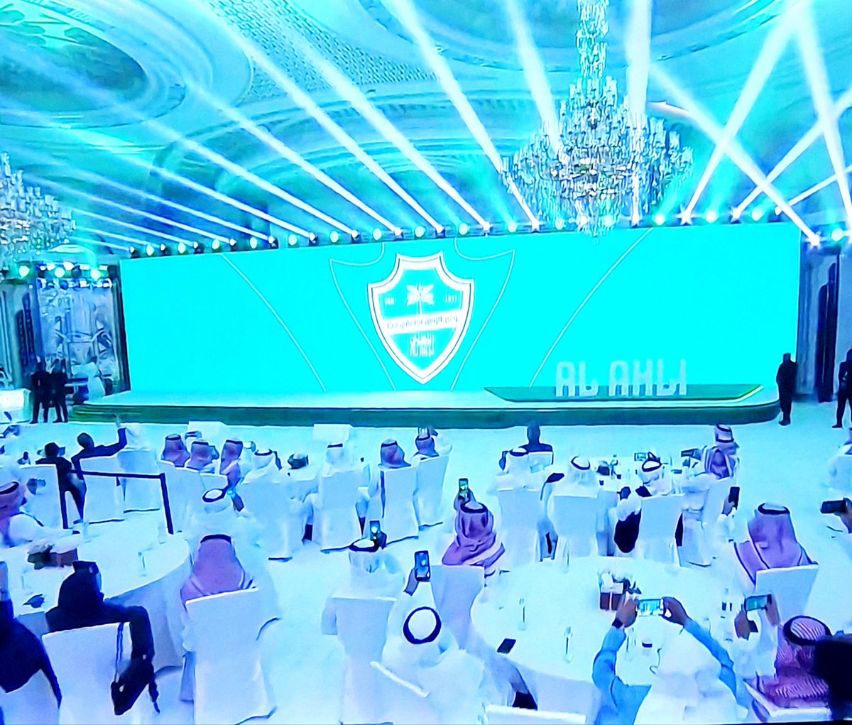 تدشين شعار وهوية النادي الأهلي الجديدة 
 وعبر الزماااااااااااااان سنمضي معاااااااااا 🤍💚