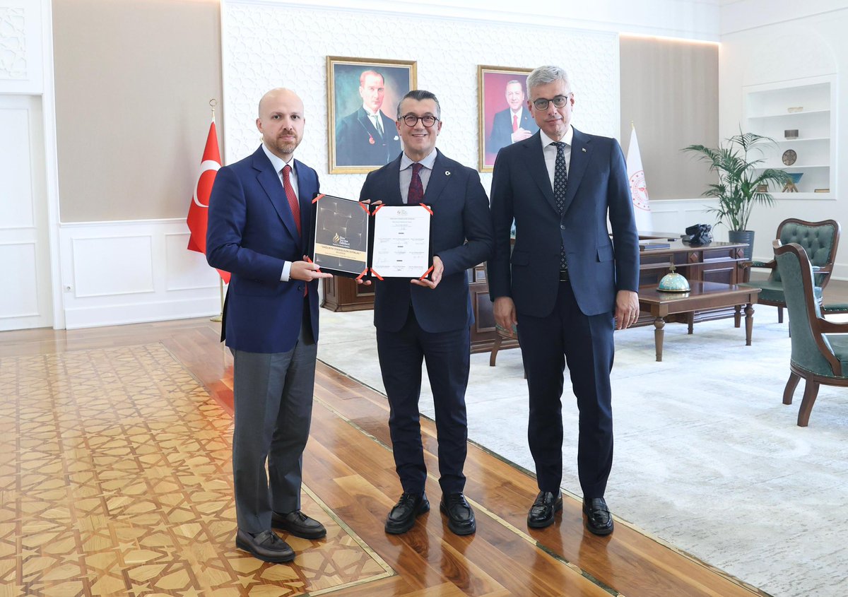 iyodulleri's tweet photo. “Sağlıkta Teknolojik İstiklal” için bir adım daha attık. 🇹🇷 

İlim Yayma Ödülleri olarak,

📍 Sağlık Bakanımız Prof. Dr. Kemal Memişoğlu,
📍 Türkiye Sağlık Enstitüleri Başkanı  Prof. Dr. Ümit Kervan,
📍 Türkiye İlaç ve Tıbbi Cihaz Kurumu Başkanı Prof. Dr. Ahmet Ayar’ı ziyaret ettik.

Türkiye’nin sağlıkta yerli ve millî vizyonuna katkı sunmak amacıyla hazırladığımız bildirgemizi takdim ettik.

Nazik ev sahiplikleri ve bildirgemize gösterdikleri teveccüh için Sayın Bakanımıza ve kıymetli kurum başkanlarımıza teşekkür ederiz.

#ilimyaymaödülleri