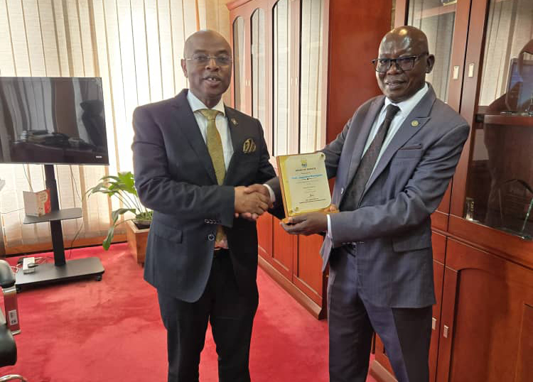 Kabale University has honoured <a href="/ProfNuwagaba/">Prof. Nuwagaba Augustus</a> for his “splendid achievements and prestigious” appointment as deputy governor of the Bank of Uganda (<a href="/BOU_Official/">Bank of Uganda</a>) in February this year.

DETAILS || #VisionUpdates 👉👉newvision.co.ug/category/news/…