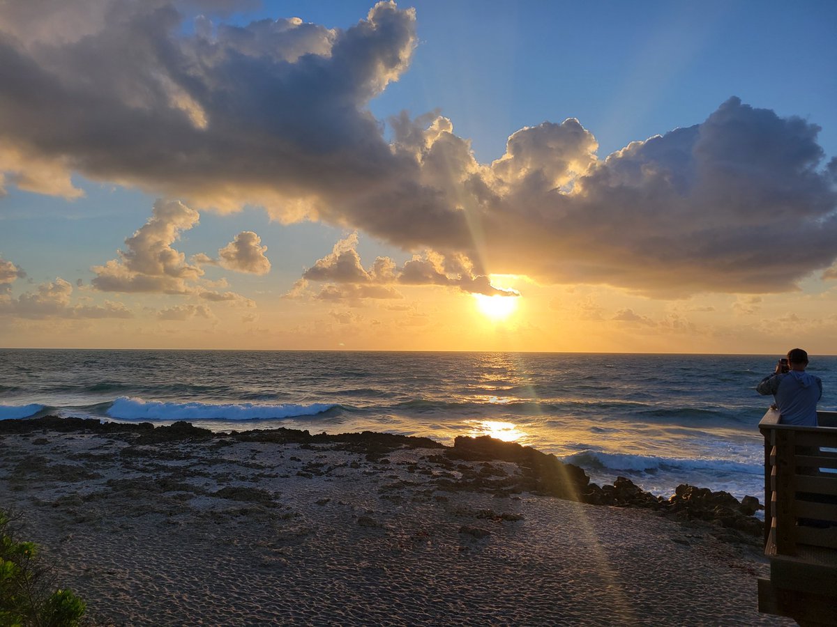 BonadiaJohn's tweet photo. Sunrise by bathtub beach 20 minutes from me https://t.co/1WM7aZ6Zst