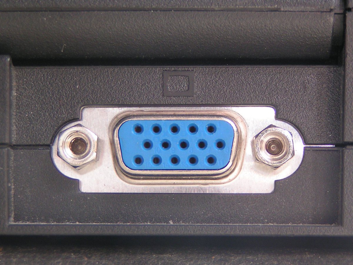 Frosy_m's tweet photo. Se quejan del puerto VGA ha sido muy longevo pero no han notado que el Jack de 3.5 tiene sus orígenes en el siglo XIX #FelizMiércoles https://t.co/CMbBdtkK7F