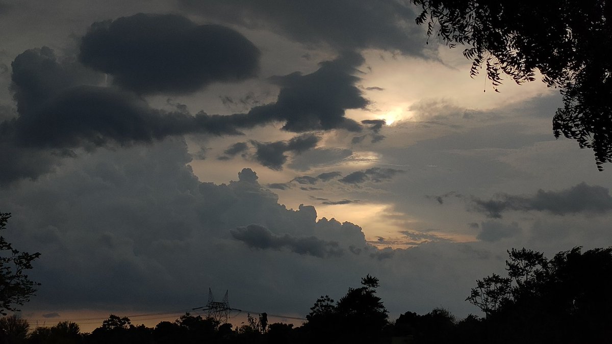 RaviRao018's tweet photo. Where light and darkness meet… magic happens.
#SunsetMagic #GoldenHour #DarkSunset #SunsetLovers https://t.co/Zmpa7LXtXN