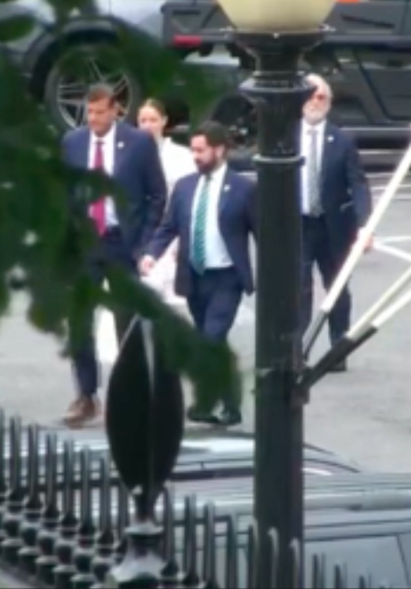 Half dozen centrist-leaning Rs have been seen entering the West Wing this am, per our WH team

Among them - Valadao and Newhouse, the last 2 House Republicans in office who voted to impeach Trump in 2021. 

Safe to say they don’t get invited there very often.