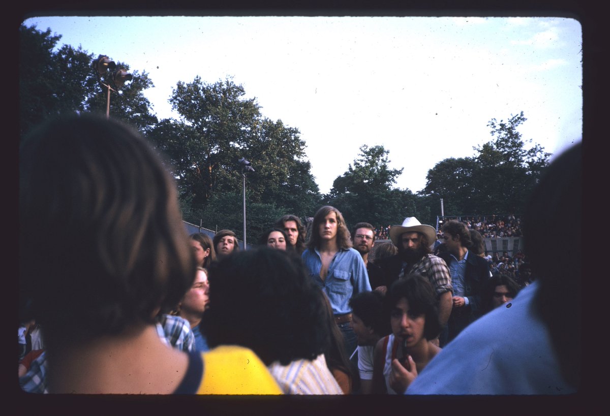 DGMHQ's tweet image. July 1st 1974 at the Schaefer Music Festival, New York City's Central Park...
dgmlive.com/tour-dates/370…
On this photo are John Wetton, David Cross, Robert Fripp and Dik Fraser (the man in the hat - who was KC's roadie and tour manager).
Photo by Richard Weinstein