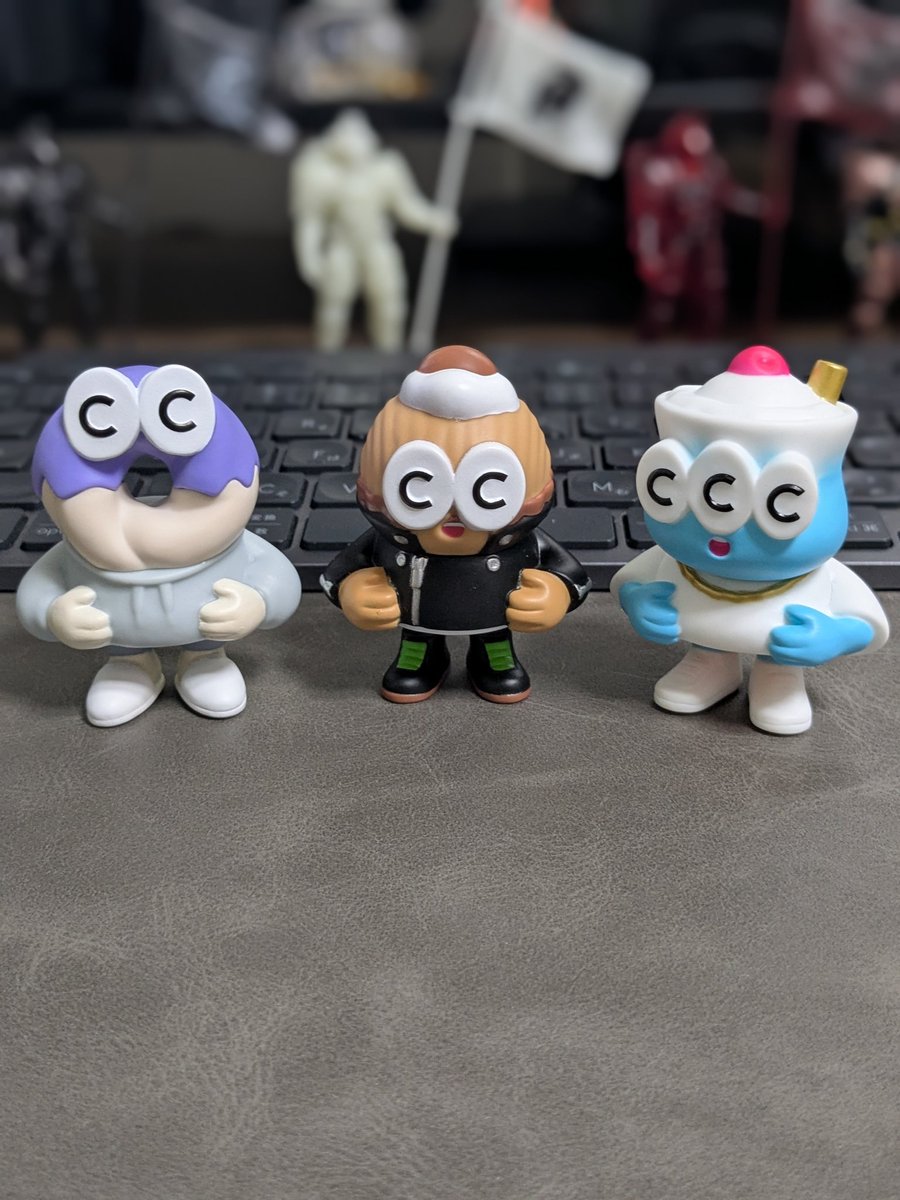 64meganeOO's tweet image. スコタカフェ
前回のダイナーとはまた違うクールな感じ
3回目で欲しかったモンブランが来てくれた😀
けどドーナツが穴から向こう側見えるのが造形的に面白くて一番気に入っちゃった🍩
アイスクリーム君は可愛い顔して服装が輩っぽいな…
#SUKOTA 
#ガチャ