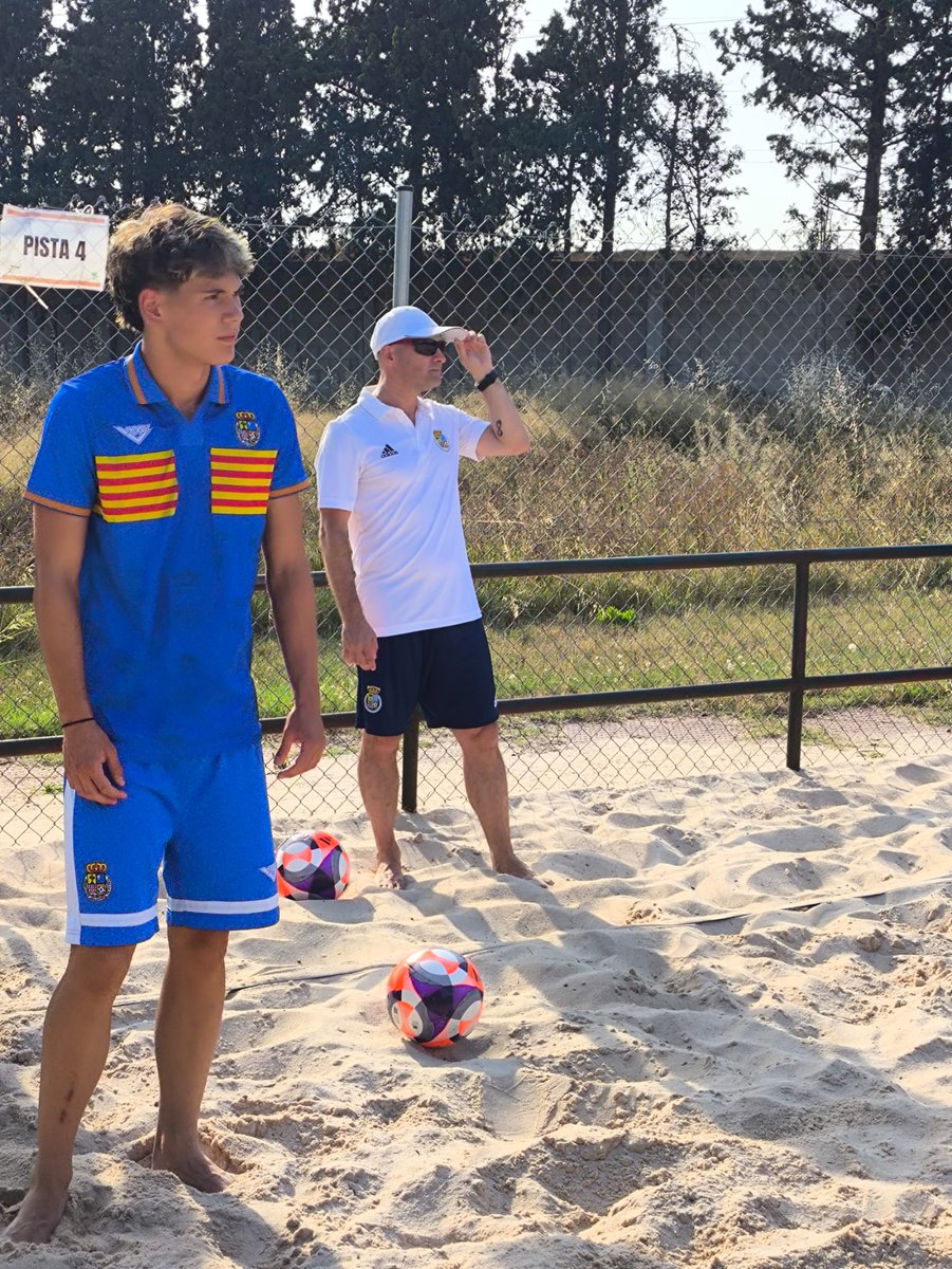 AitorPardo78's tweet photo. Iniciamos nueva aventura con @futbolaragon con la selección cadete #FutbolPlayaRFEF #CESA #Cadiz https://t.co/0Cp5vm76zZ