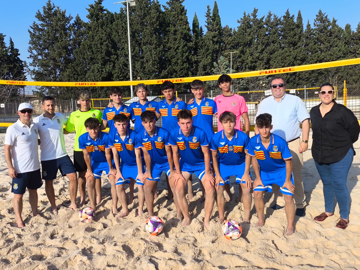 AitorPardo78's tweet photo. Iniciamos nueva aventura con @futbolaragon con la selección cadete #FutbolPlayaRFEF #CESA #Cadiz https://t.co/0Cp5vm76zZ