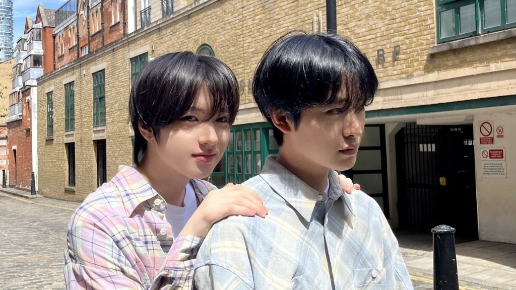 Just a regular day causing mild chaos on cobblestone streets. I stopped mid-walk for this. Yes, I posed like I run the place. No, I don’t know whose umbrella that is. Call me your local London boy now I’ve earned it.
