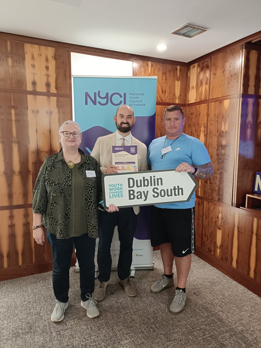 Fantastic discussions at the #InvestInYouthWork event with <a href="/Eoin_Hayes/">Eoin Hayes 🌍</a>! 🎤 Youth workers from Dublin Bay South highlighted the critical need for youth work funding. Your backing in #Budget2026 is essential! 💪 #YouthWorkChangesLives
