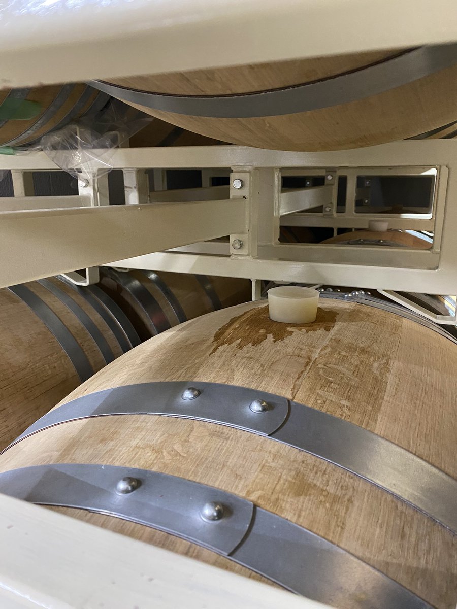 narawine's tweet photo. 勉強のためにと思い、ここ2年ほど自分にとっては相当高価なワインを可能な限り飲んだ。

その結果、今の僕にとっては自分の生み出したワインが最もハイコンテクストである。

感傷的で感動的。

勿論、万人にとってそうではないのは理解している。

我が子が一番という気持ちをワインに抱いている。 https://t.co/oS9BIN5NGx