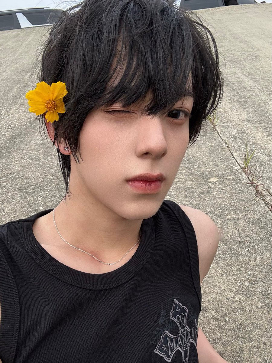 ChihenGlobal's tweet photo. [📷 PHOTO]

🐰..내일 봐유

🔗 —— AHOF Weverse 

#CHIHEN #즈언 #WHOWEARE
#AHOF #아홉 @AHOF_official https://t.co/hFFOO9j0X6