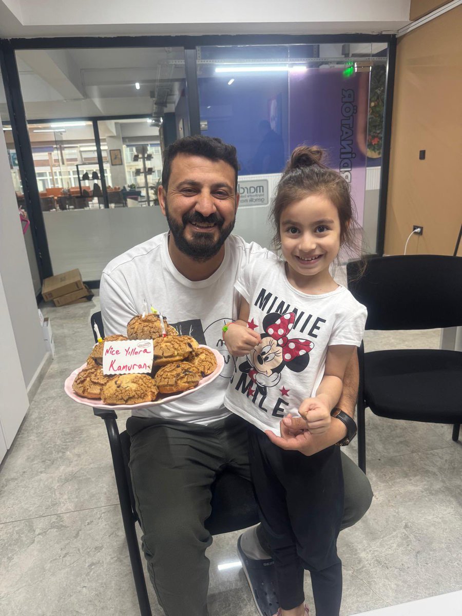 “Doğum günüm Mart’taydı ama Temmuz’da kutlayan dostlar sağolsun. Beni 4 ay geç yaşlandırdınız, bir de üstüne pasta verdiniz. Bu arkadaş grubuyla zaman yolculuğuna inanmaya başladım ⏳ 🙃🎉”