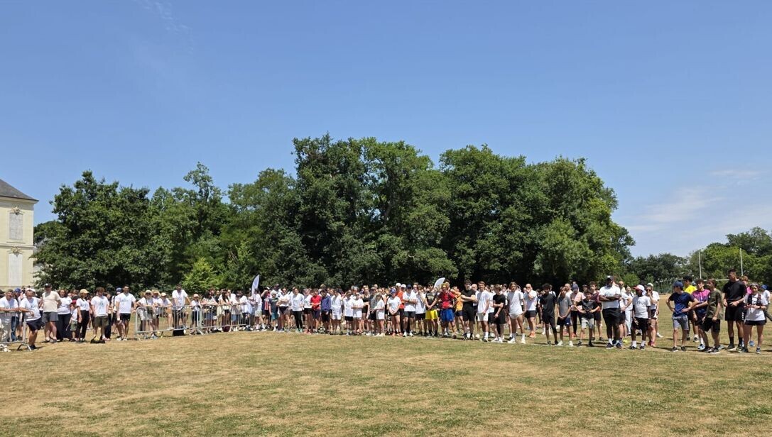 À Nantes, plus de 1.000 personnes courent pour Lorène, tuée de plusieurs coups de couteau dans son lycée
➡️ l.ici.fr/bV7
