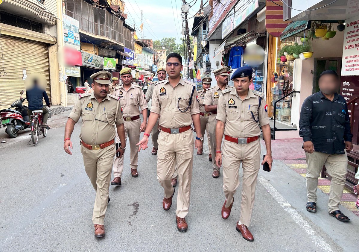 #SP_शाहजहाँपुर के निर्देशन में, #SP_CITY,  #CO_CITY, द्वारा थाना कोतवाली पुलिस के साथ थाना क्षेत्र में आगामी त्यौहारों के मद्देनजर कानून एवं शांति व्यवस्था को सुदृढ बनाने के लिए सार्वजनिक स्थानों/मुख्य मार्गों पर पैदल गश्त की गयी । #UPPolice <a href="/Uppolice/">UP POLICE</a>