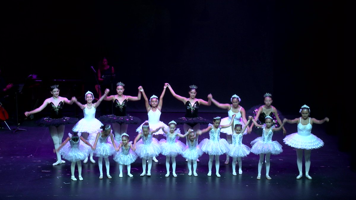 La Escuela Municipal de Danza de Ingenio clausura el curso con una muestra de talento, arte y tradición

El alumnado ofreció un variado espectáculo este martes en el Centro Cultural Federico García Lorca para cerrar la temporada

👉 acortar.link/D5zOWD

#villadeingenio