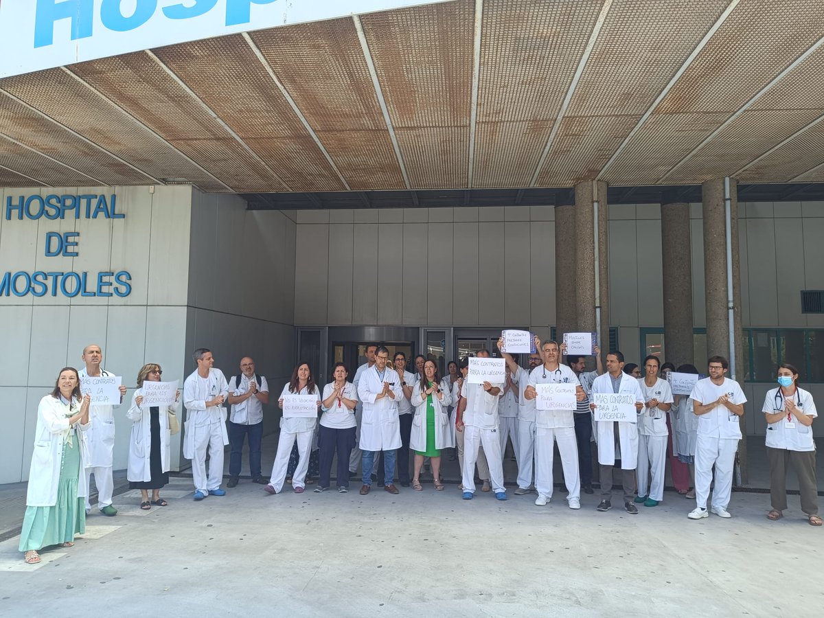 amytsmedicos's tweet photo. 🔥Los facultativos del Hospital de Móstoles continúan reclamando refuerzos para sus Urgencias. 

🤬Son varias semanas YA. Se necesitan soluciones YA. https://t.co/F4s043F4vI