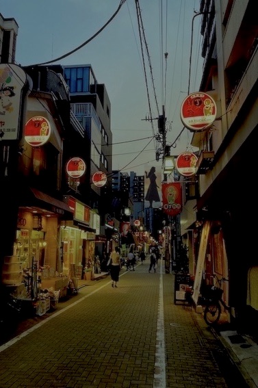 江戸川橋 地蔵通り商店街の夕暮れ... 
遠くからフィーリンが聞こえて来たのは気のせいか？ 
気のせいだ... 
今日は渋谷時代の汚れたカーテンを
近所のコインランドリーで洗って、
美味しい夕飯をいただき、帰って来た。 
それだけ、 
youtube.com/watch?v=Z603bH…