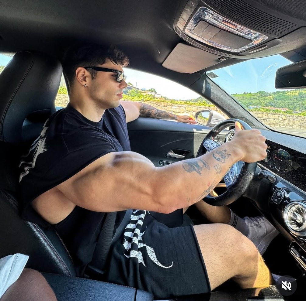 You decided  you'd try the new "muscle tip" option in the rider appjust for laughs. But halfway through the ride, the driver’s shoulders started  pushing against you...
Id andonifitness