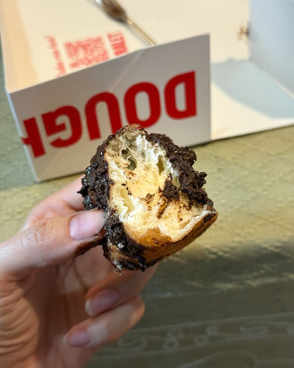 PRALET 🍩❣️Sourdough donut มาใหม่จากสิงคโปร์ กะว่าผ่านเอกมัยแวะไปชิมสักหน่อย โอโห แมสมาก เกือบไม่ทัน ได้คิว 2 ชิ้นสุดท้ายพอดี

คืออร่อยแบบบ้าบอ เนื้อดีมากกก เบา ฟู แต่หนึบ เกลซช็อคโกแล็ตก็อร่อยมาก มีความ nutella ปน dark choc มาพร้อมเฟยตินกรุบ ๆ ด้านบน ถูกต้องมากกกก