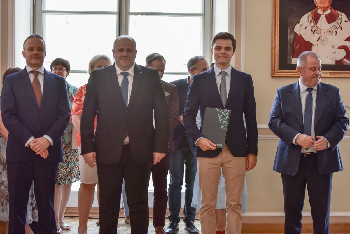 📚💻🏅 Poznaliśmy laureatów Stypendium na Start dla wybitnych olimpijczyków, doktorantów i sportowców, rozpoczynających edukację na <a href="/UniWarszawski/">Uniwersytet Warszawski</a>. W tym gronie-również przedstawiciele <a href="/EconUW/">WNE_UW</a>, brawo! Trzymamy kciuki za kolejne sukcesy🫰