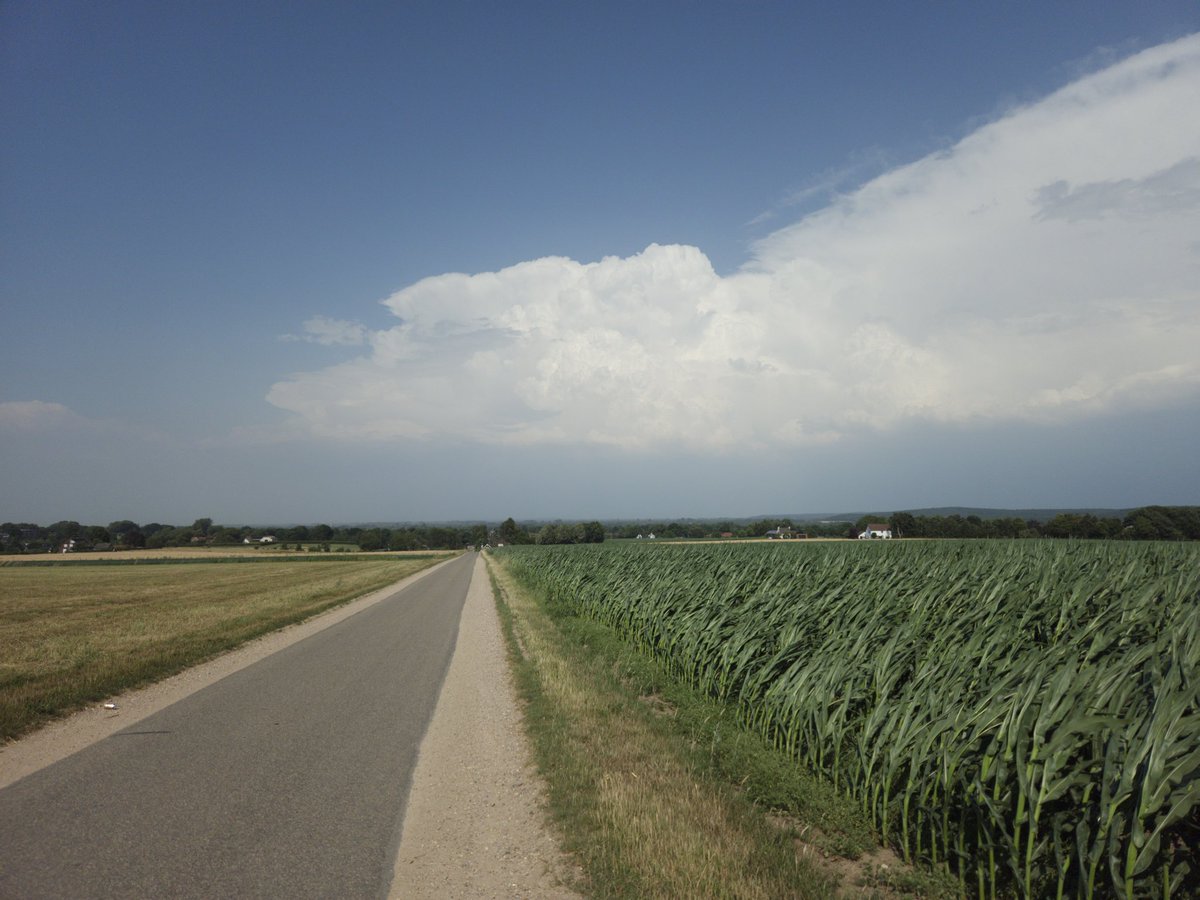 jbrouwer1's tweet photo. De wind trekt gigantisch aan in Groesbeek. Een 50 km verderop richting het oosten gigantische buien, zoals ook te zien is op de foto.
Flinke aanvoer van de wind om de buien te laten groeien tot gevaarlijke explemplaren met grote hagel. 
@NoodweerBenelux @StormchaserNL
@buienradar https://t.co/ktpXOji8Nu