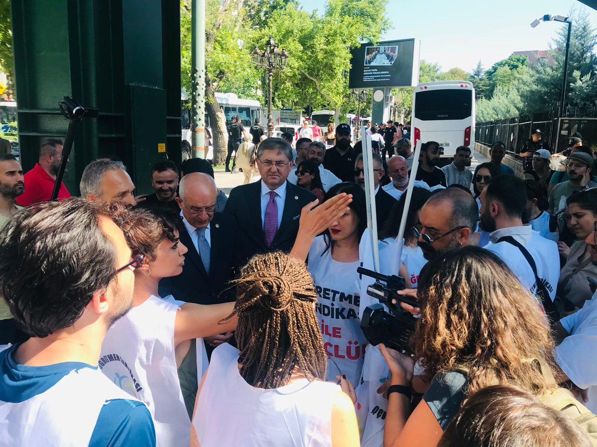 harunyildizli1's tweet photo. 📍 Milli Eğitim Bakanlığı 

Özel Sektör Öğretmenleri Sendikası ve Mülakat Mağduru Öğretmenler Platformu tarafından düzenlenen basın açıklamasına Genel Başkan Yardımcımız Suat Özçağdaş ve Kütahya Milletvekilimiz Ali Fazıl Kasap ile birlikte katıldık. 

Özel Sektör Öğretmenleri yıllardır haklı taleplerini demokratik şekilde dile getiriyorlar. Taban maaş haklarını geri istiyorlar. Emeklerinin, patronların insafına terkedilmemesini bekliyorlar. İktidar tarafından hakları verilmeyen öğretmenlerimiz bir de kolluk kuvvetleri marifetiyle göz altına alınıyorlar. 

Seçim dönemlerinde mülakatı kaldırma sözü verenlerin bunu unutarak mağdur ettikleri öğretmenlerimiz ise adalet bekliyorlar. Bölgelere göre değişen mülakat puanlama sistemi ile sıralaması değişen öğretmenlerimiz haklarını arıyorlar. 

Göreve geldiği günden bu yana eğitim alanında sorunları büyütmekten, öğrenciyi, öğretmeni, veliyi mağdur etmek başka bir icraatı olmayan sayın bakanın ülkemizin eğitim dünyasına pozitif anlamda kalabileceği hiçbir şeyin olmadığını her geçen gün daha net görüyoruz. 

Tüm öğretmenlerimizin yanlarında olmaya devam edeceğiz, mağduriyetleri gidermek, hakları geri kazanmak için omuz omuza çalışacağız. @ogretmensendika @MulakatPlatform @CHPMilliEgitim @Suat_Ozcagdas @fazilkasap