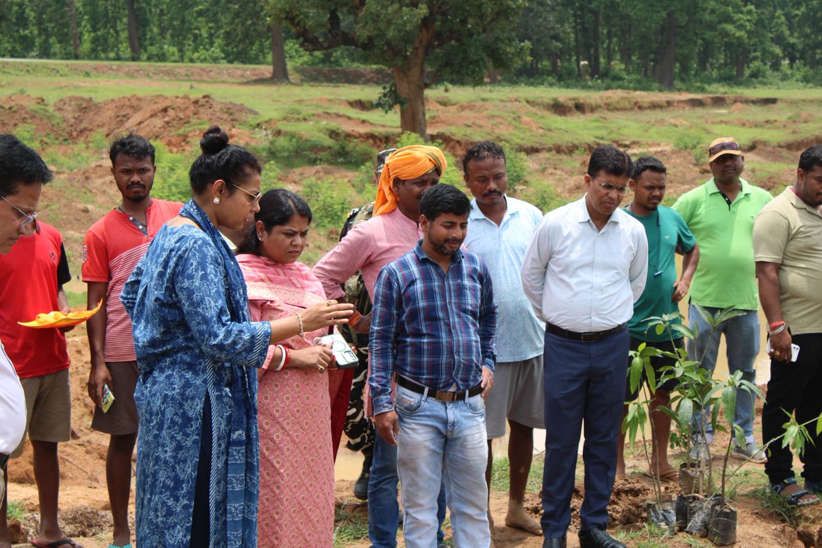 DCGumla's tweet photo. क्षेत्र भ्रमण के क्रम में प्रधानमंत्री मत्स्य संपदा योजना के अंतर्गत लाभुक जोनी कुजुर द्वारा निर्मित तालाब का उद्घाटन किया। सौंदर्यीकरण और सुरक्षा हेतु तालाब परिसर में पौधारोपण कर अधिकारियों को दिए सज्जा संबंधी निर्देश।
#FisheriesDevelopment #PMMS https://t.co/4nZMK5HVfW