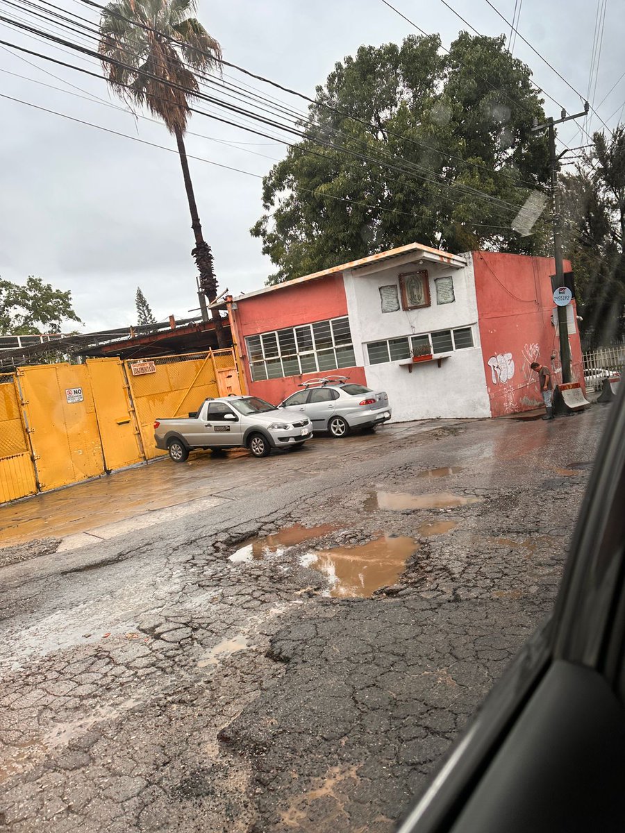 ExtraMorelos's tweet photo. #DENUNCIACIUDADANA | Vecinos piden ayuda para difundir un socavón que se ha ido formando sobre la calle Arrastradero, en el poblado de Chamilpa.
Este hundimiento afecta una de las avenidas principales, que conecta hacia el Seminario San José y la colonia Cuauhtémoc. ⚠️ https://t.co/gRSEdbBdx9
