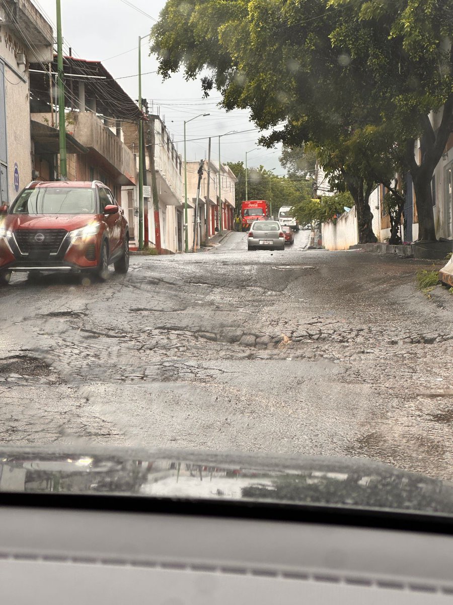 ExtraMorelos's tweet photo. #DENUNCIACIUDADANA | Vecinos piden ayuda para difundir un socavón que se ha ido formando sobre la calle Arrastradero, en el poblado de Chamilpa.
Este hundimiento afecta una de las avenidas principales, que conecta hacia el Seminario San José y la colonia Cuauhtémoc. ⚠️ https://t.co/gRSEdbBdx9