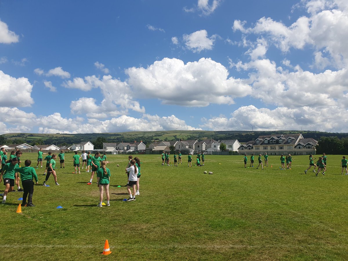 Sesiwn bywiog arall gyda criw Bl.6 Ysgol Gymraeg Rhydaman, wrth i Mr Dafis rhoi pwyslais ar sgiliau canolbwyntio a chydweithio yn y sesiwn rygbi prynhawn 'ma👌👏🏉

Gobeithio bod y ddisgyblion mynd i ddod â'r sgiliau hynny yn ystod y sesiynau Pontio wythnos yma 💪