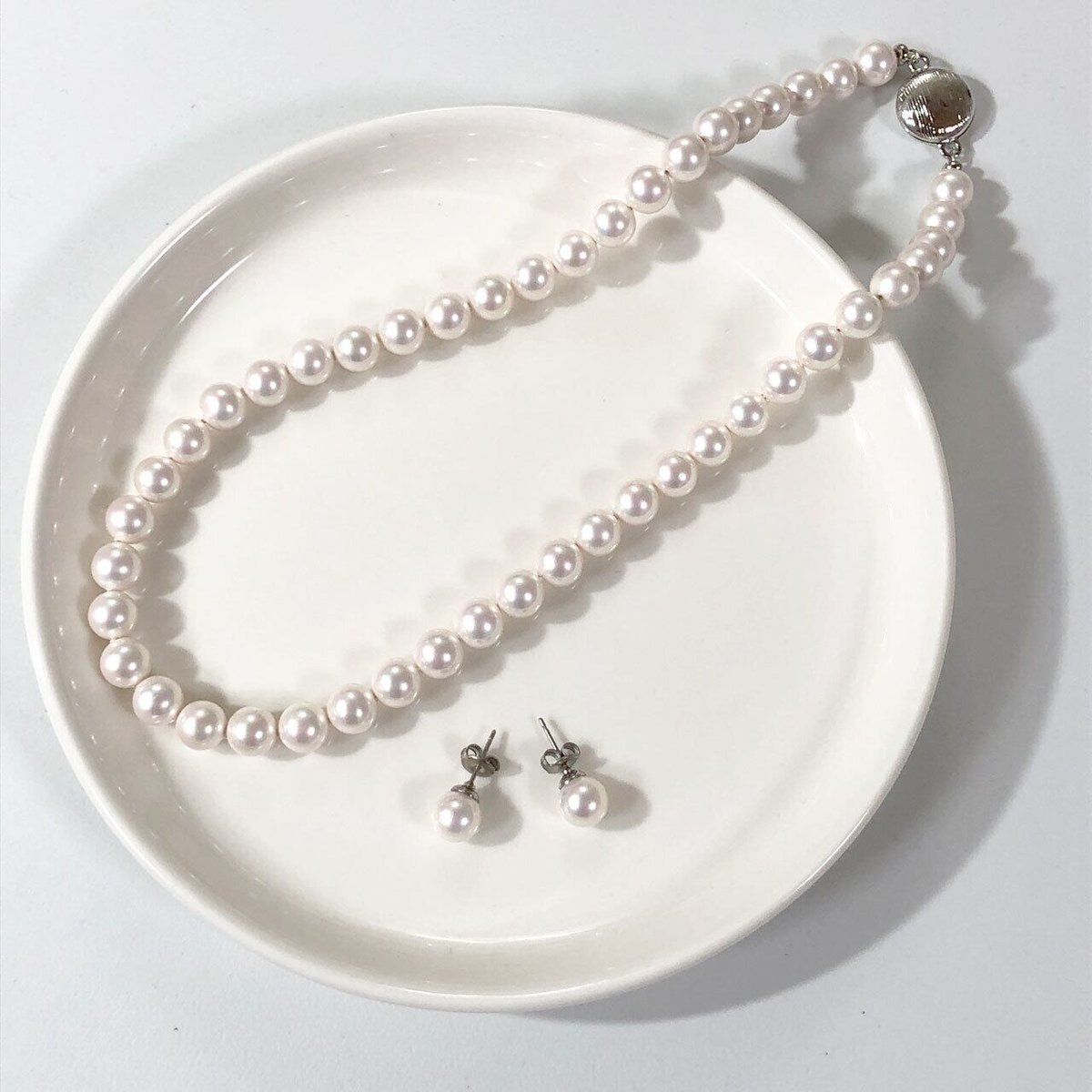 フォーマルなアクセサリーに
『貝パール』という素材は
よく使われます

貝殻を粉にしてパール塗料というものを作って
アコヤ真珠と同様の“貝核”に
職人が塗り重ねていきます

三丁目六番地Tokyoは
本真珠のルースをもって
見分けがつかないくらいの貝パールを探しました