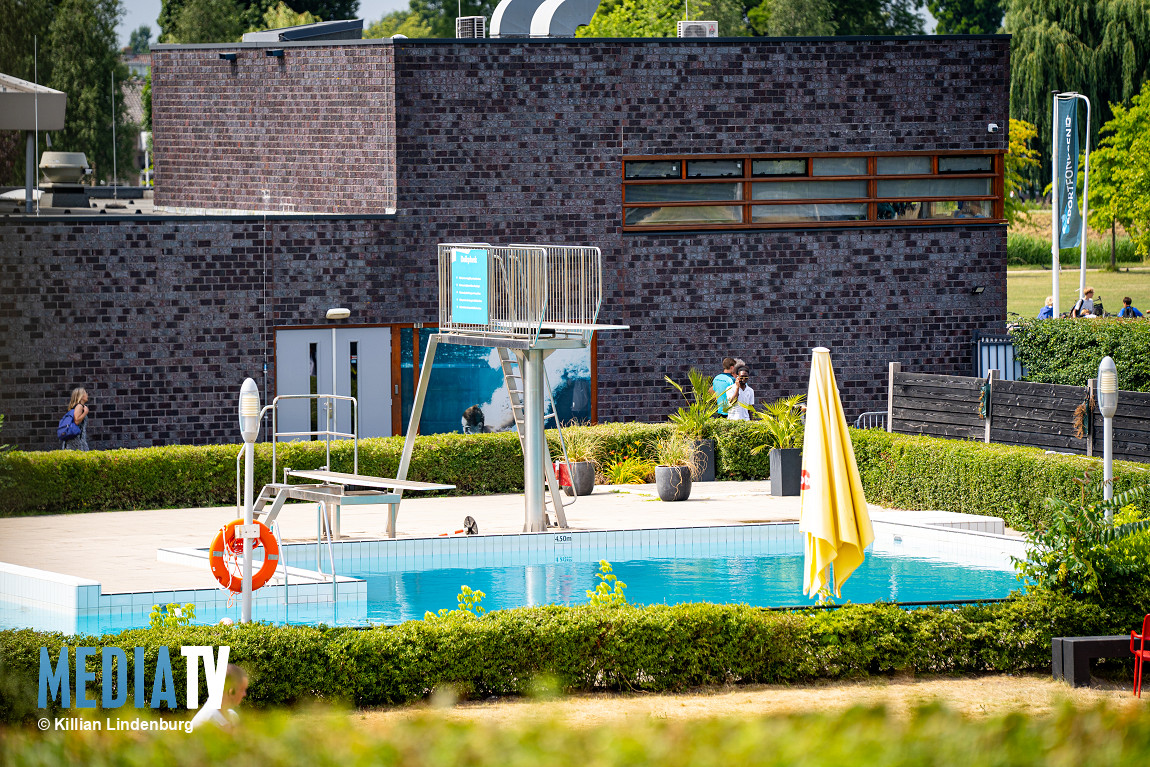 In een zwembad aan de Berkelseweg in Bergschenhoek is een man gereanimeerd nadat hij in het water onwel werd. Een badmeester heeft het slachtoffer uit het water gehaald. De man is met spoed naar het ziekenhuis overgebracht.
mediatv.nl/nieuws/nieuws/…