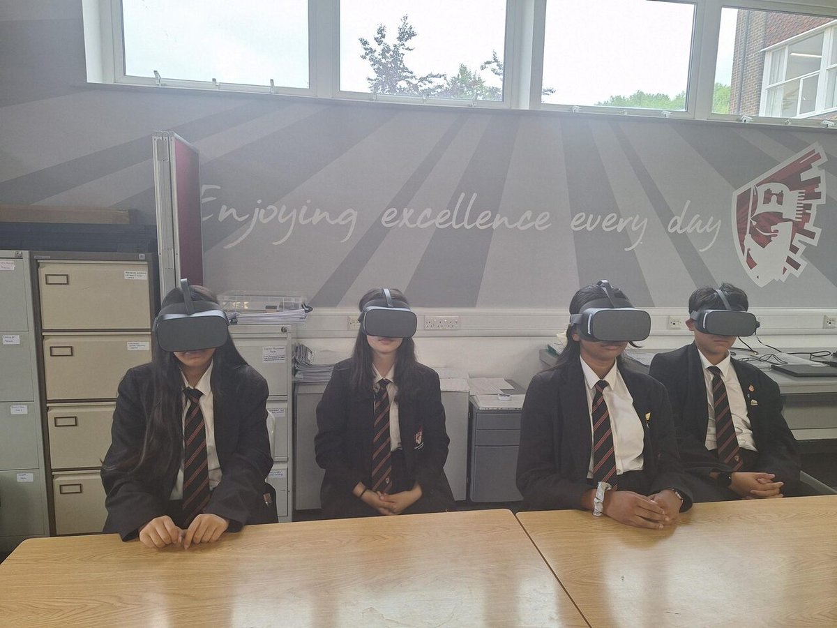 Y9 students taking part in Virtual Reality Rail Safety #enjoyingexcellence Via: <a href="/hx_life/">hasankhan</a> on Mastodon <a href="/ExceedLP/">Exceed Learning Partnership</a>

📰 View News: hallx.me/ZLBfp