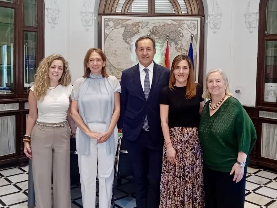 Ana Ciuti (@aciuti) on Twitter photo Durante la conferencia #FFD4, nos reunimos con el equipo Acción Exterior de la <a href="/AndaluciaJunta/">Junta de Andalucía</a>. Coincidimos en la importancia de la innovación, el turismo y la cultura para el desarrollo económico, y en el potencial de avanzar juntos en movilidad sustentable.
<a href="/JuanMa_Moreno/">Juanma Moreno</a> Durante la conferencia #FFD4, nos reunimos con el equipo Acción Exterior de la <a href="/AndaluciaJunta/">Junta de Andalucía</a>. Coincidimos en la importancia de la innovación, el turismo y la cultura para el desarrollo económico, y en el potencial de avanzar juntos en movilidad sustentable.
<a href="/JuanMa_Moreno/">Juanma Moreno</a>