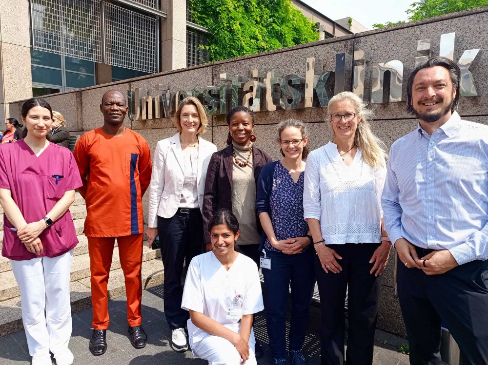Anfang Juni hat die Pflegedirektion der #UniklinikKöln zwei Gäste der University for Development Studies aus Ghana begrüßt. Bei dem Austausch ging es über Strukturen und Versorgungsangebote an einer deutschen Universitätsklinik und diese kennenzulernen: uk-koeln.de/uniklinik-koel…