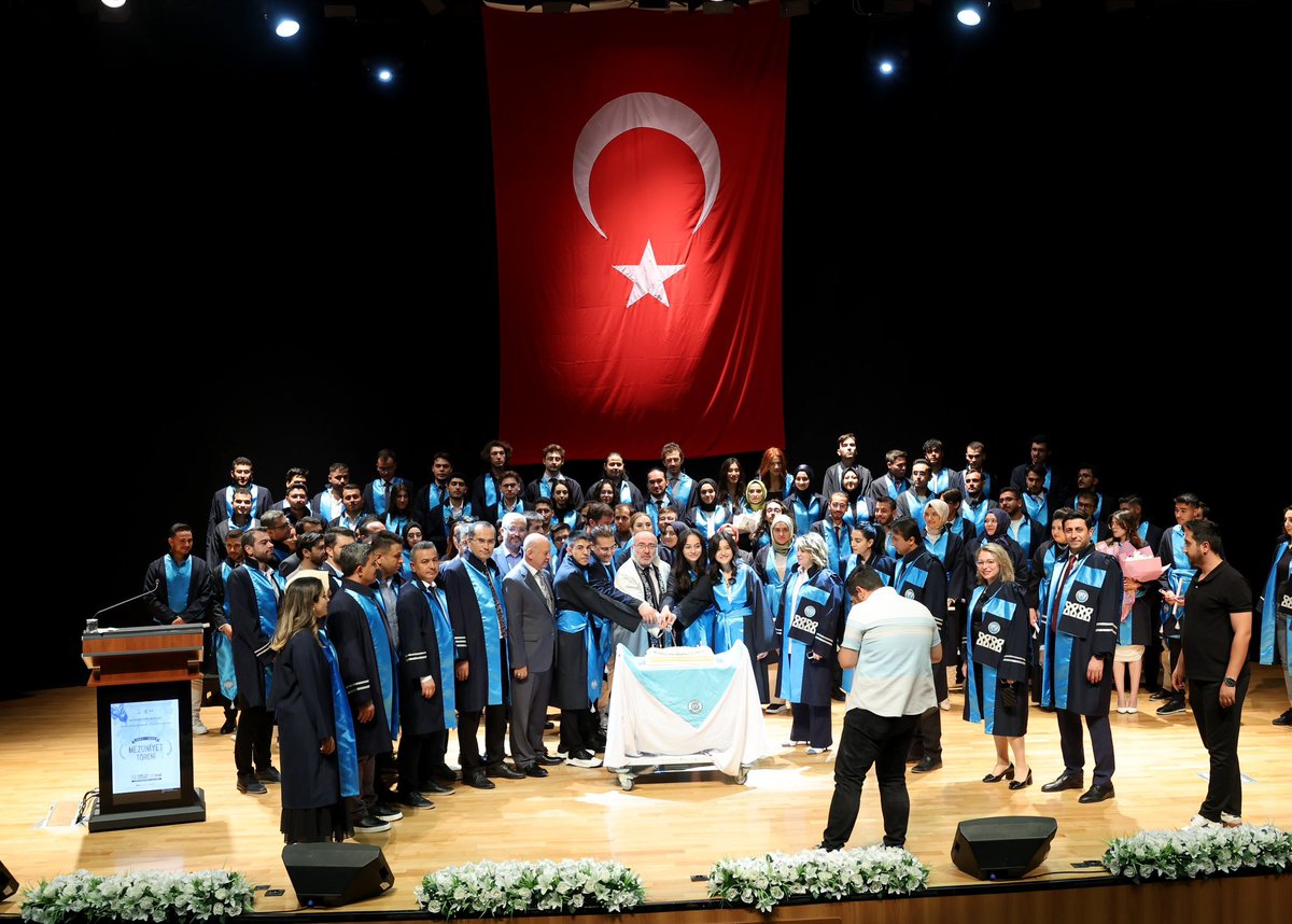 ProfKaramustafa's tweet photo. Üniversitemiz Mühendislik, Mimarlık ve Tasarım Fakültemizin [@kayummtf] Mezuniyet ve Şed Kuşanma Törenine katıldık. Mezunlarımıza bir ömür boyu sağlıklı, mutlu ve hayırlı bir hayat diliyorum.🇹🇷

Biz bir ve beraber olarak tüm öğrencilerimiz, mezunlarımız, akademik ve idari personelimiz ve hayırseverlerimiz ile geniş bir aileyiz.🇹🇷

Her şey geleceğimiz olan gençlerimiz için.🇹🇷