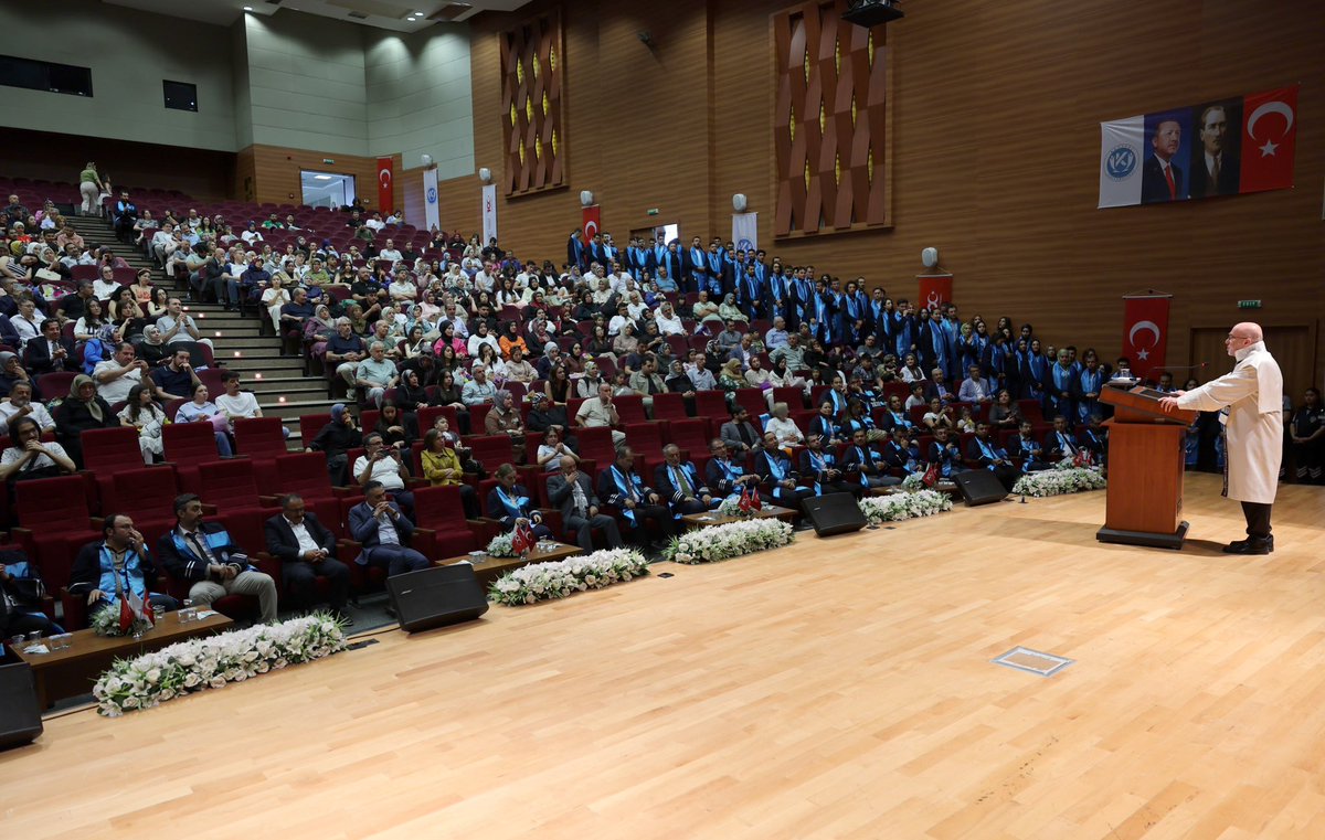 ProfKaramustafa's tweet photo. Üniversitemiz Mühendislik, Mimarlık ve Tasarım Fakültemizin [@kayummtf] Mezuniyet ve Şed Kuşanma Törenine katıldık. Mezunlarımıza bir ömür boyu sağlıklı, mutlu ve hayırlı bir hayat diliyorum.🇹🇷

Biz bir ve beraber olarak tüm öğrencilerimiz, mezunlarımız, akademik ve idari personelimiz ve hayırseverlerimiz ile geniş bir aileyiz.🇹🇷

Her şey geleceğimiz olan gençlerimiz için.🇹🇷