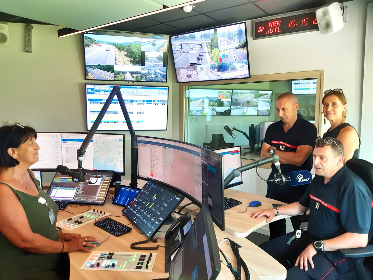 sdis84's tweet photo. En cette période de #canicule et #risquefeuxdeforet des spots de #prevention ont été enregistrés grâce à @Radio1077  pr vs donner les bons conseils à suivre tout au long de votre trajet. Un grand merci pour son aide et son accueil au studio ! @VINCIAutoroutes https://t.co/1zRkMJ14JF