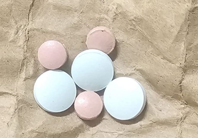 ⚡️BREAKING: CONFIRMED - ISRAEL PUTS DRUGS INSIDE FLOUR.

The Palestinian Government Media Office in Gaza:

 The Government Media Office publishes a new photo showing narcotic pills discovered by a Palestinian citizen in Deir al-Balah inside a flour sack from the American-Israeli